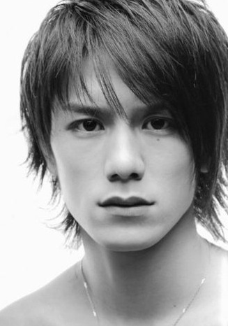 こちらはサイド、襟足が長めのウルフヘアー。
